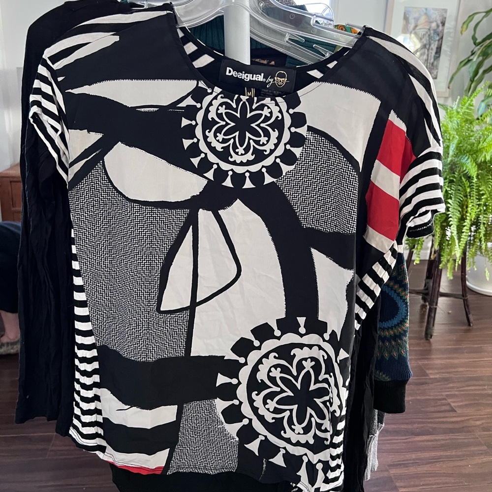 Silky Desigual top with black and white pattern
